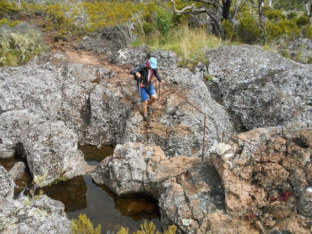Passage à gué d'un des nombreux bras de la Grande Ravine