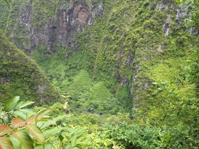 On s'élève rapidement et, par moments,on distingue la Rivière Saint-Denis