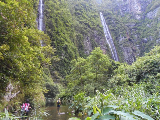 Traversée de la rivière du côté des cascades Source Rubinais et Jamrose