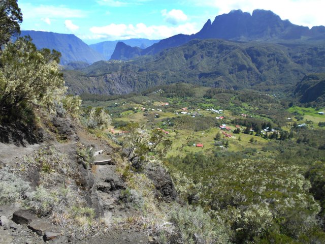 Le sentier escarpé et glissant en milieu de descente