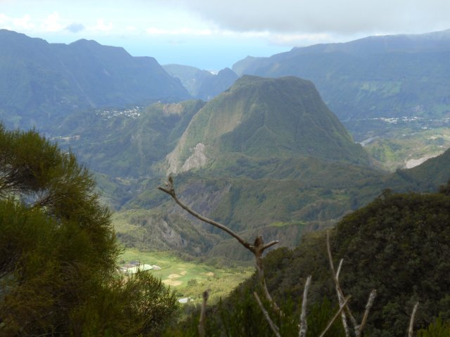 Points de vue nombreux sur le Piton d'Anchaing en fin de descente