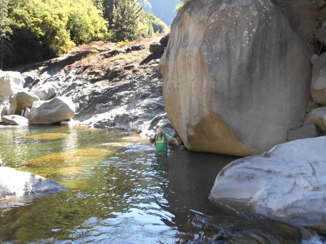 Observer le fond de la rivière pour éviter de marcher sur un galet glissant
