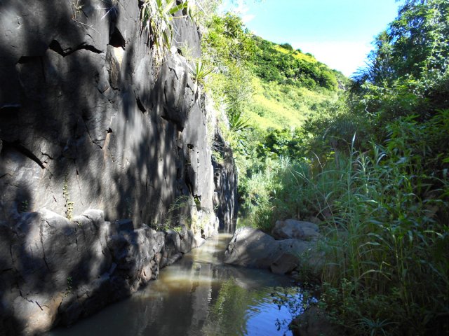 La falaise ravirait les amateurs d'escalade