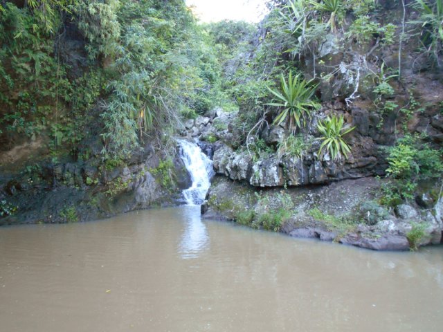 Le bassin est dangereux. ATTENTION en grimpant la falaise en rive gauche