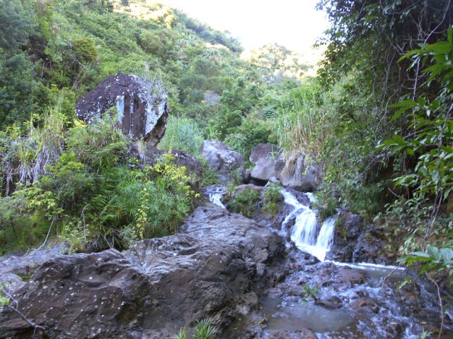 Autre endroit sauvage avec gros rochers et petites chutes