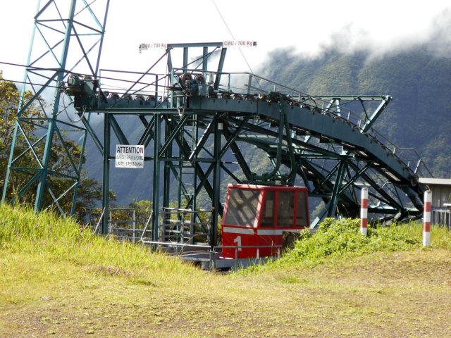 Le téléphérique qui évite aux ouvriers de marcher jusqu'à l'Îlet Bananes