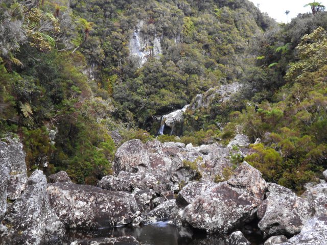 La petite cascade en amont se visite en prenant garde à la glissade
