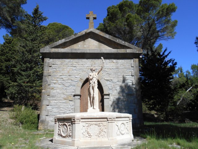 La tombe d'Henri Bataille, près du village de Moux