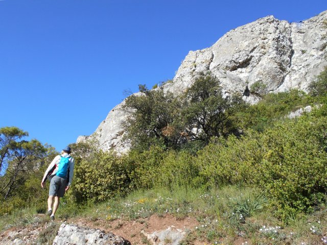 La remontée au Signal d'Alaric s'effectue de l'autre côté de ce bloc rocheux