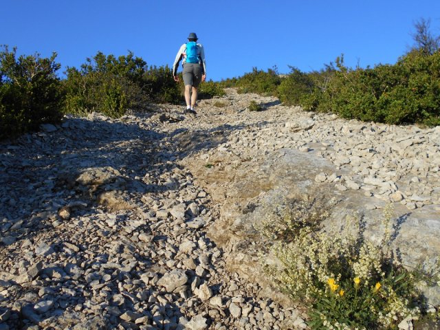 Quand la pente est forte, le pied recule sur les petits cailloux de calcaire