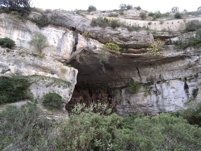 Le grand pont naturel, sous le village. Le mur soutient la route