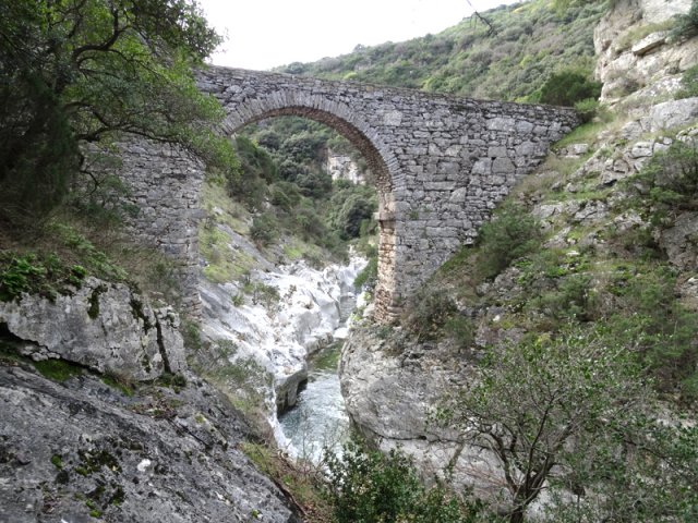 Le Pont de Daniel depuis le sentier longeant la rivière vers l'amont