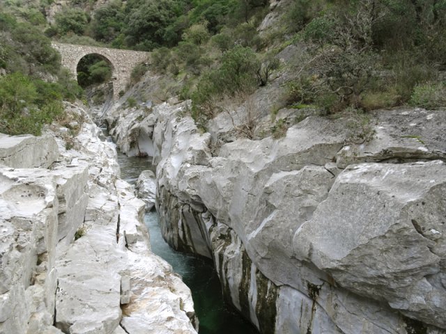 Superbes bassins à truites en aval du Pont de Daniel