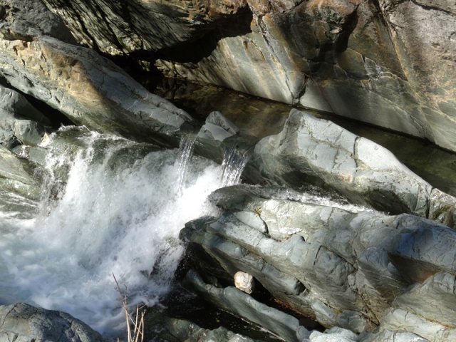 Fini les roches rouges remplacées par des calcaires gris