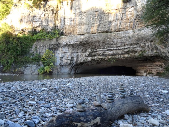 La Cesse surgit du premier grand pont naturel.