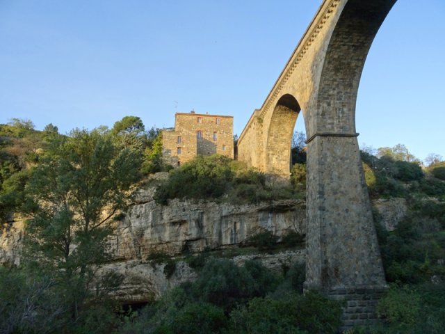 L'accès au pont est réglementé pour pénétrer dans le village
