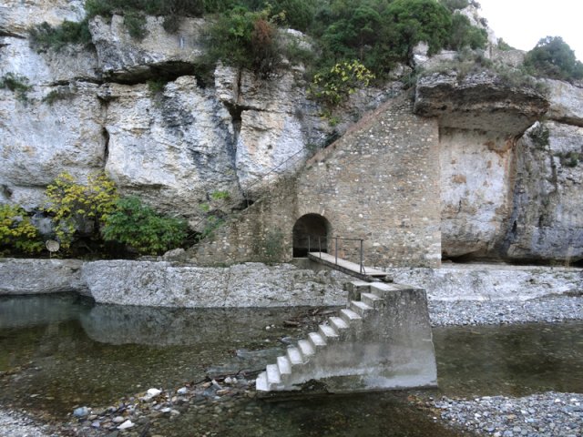 La passerelle, début de la boucle. Ne pas monter le deuxième escalier