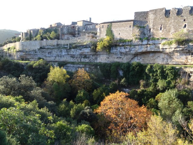 Du sentier dans la falaise on a de très belles vues sur le village en réfection