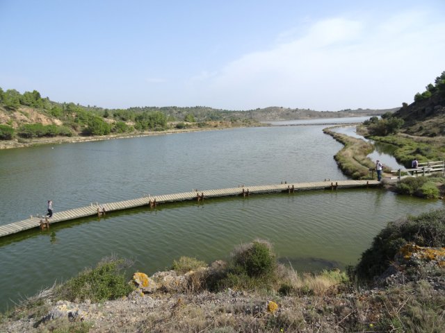 Grimper la petite colline pour mieux distinguer les lieux