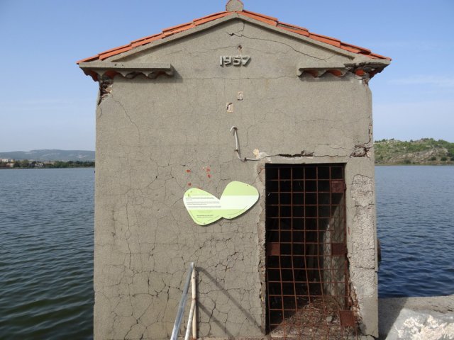 Une des pompes était située le long de la route