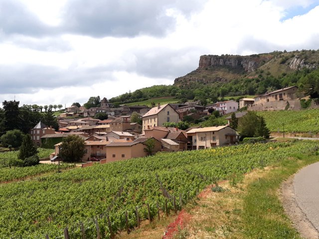 L'arrivée au village de Solutré. La roche à l'horizon