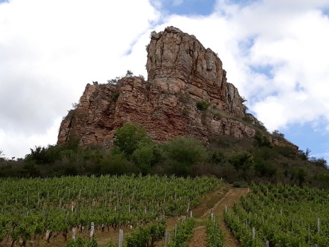 Vue d'ensemble sur la roche de Solutré