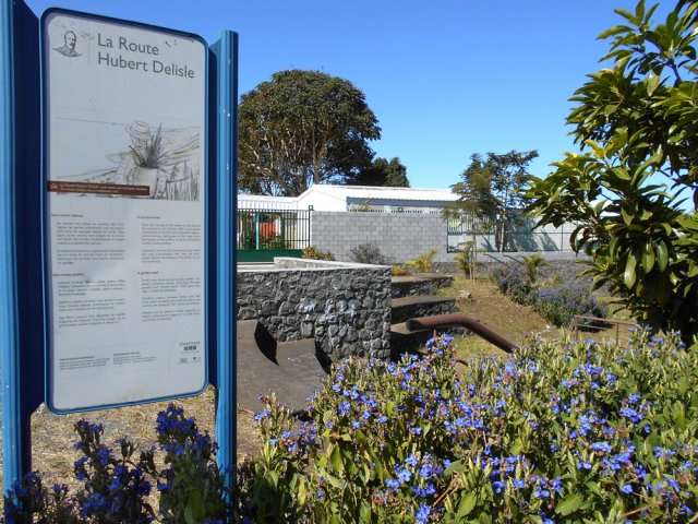 Les explications sur la Route Hubert Delisle près de l'école du Plate
