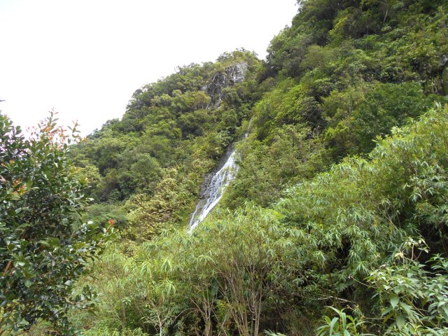 On s'approche facilement de la cascade dont on entend le bruit de la chute