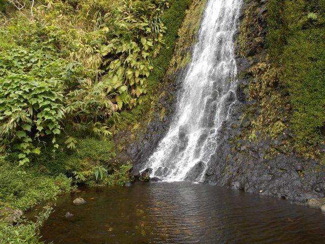 Le sentier de remontée débute au pied de la chute. Il faut mouiller les pieds