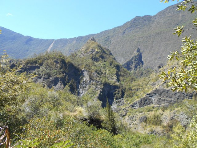 Vues sur les pics déchiquetés entourant l'Îlet à Calebasse