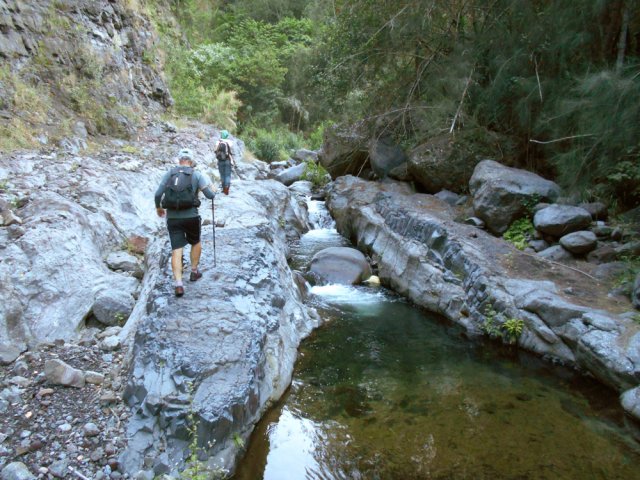 Les pieds sont encore secs sur les plaques basaltiques