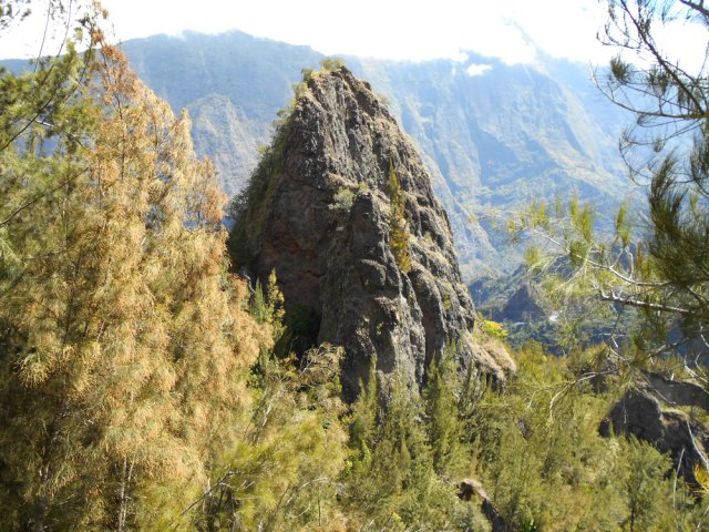 On contourne cette dent rocheuse que l'on voit très bien depuis la route de Cilaos
