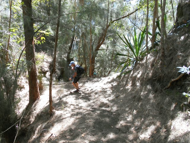 Multiples lacets sableux sous les filaos pour une très forte descente