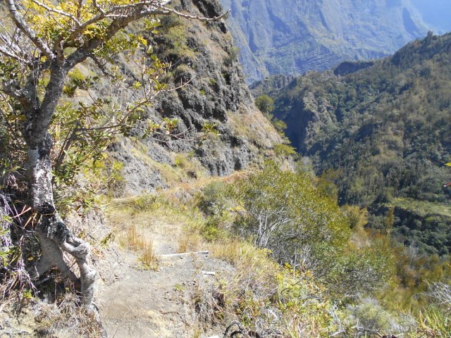 Attention, sentier sableux glissant par endroits