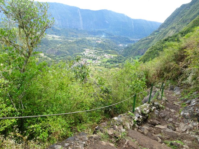 Le sentier a souffert du ravinement mais il est bien protégé