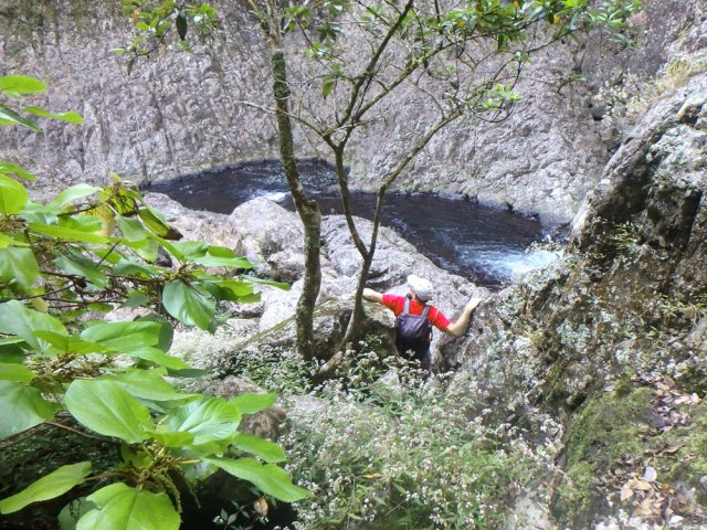 On rejoint la rivière sur le basalte dénudé