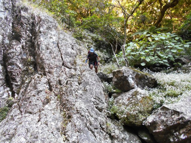 La descente peut être glissante. Se maintenir aux roches