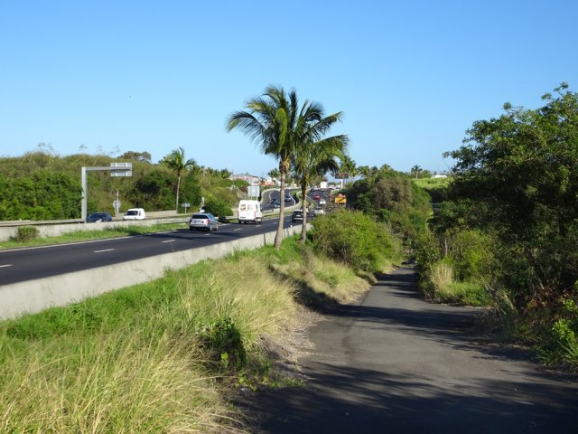 La petite route longeant la RN1 est agréable mais très bruyante