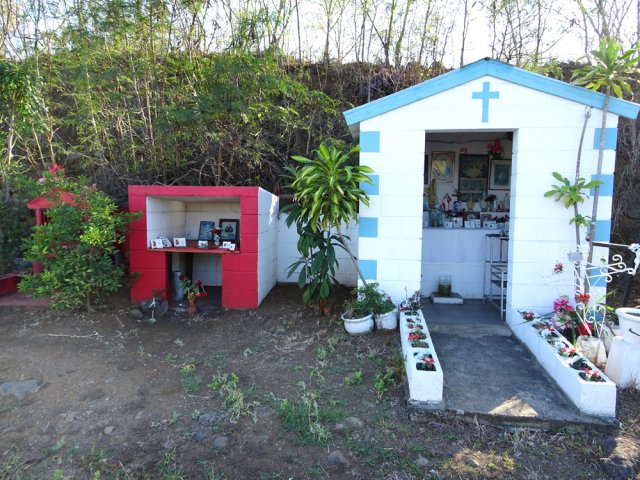 Comme souvent, la Vierge et Saint- Expedit se côtoient