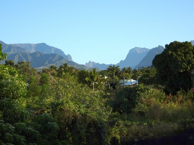 Tout au long de la randonnée, beaux points de vue sur Cilaos, le Grand Bénare et le Gros Morne