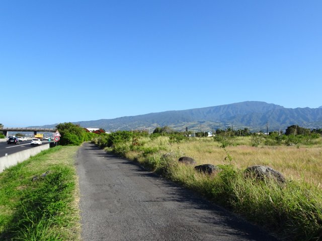 Dans Pierrefonds la cheminée de l'usine dépasse à l'horizon