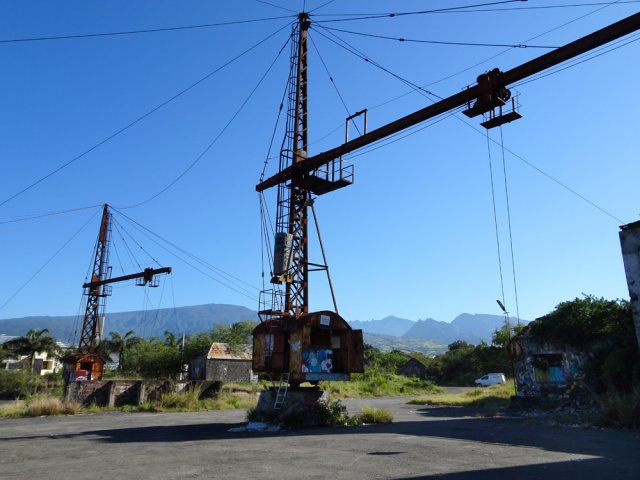 Les grues rouillent lentement, heureusement maintenues par des câbles