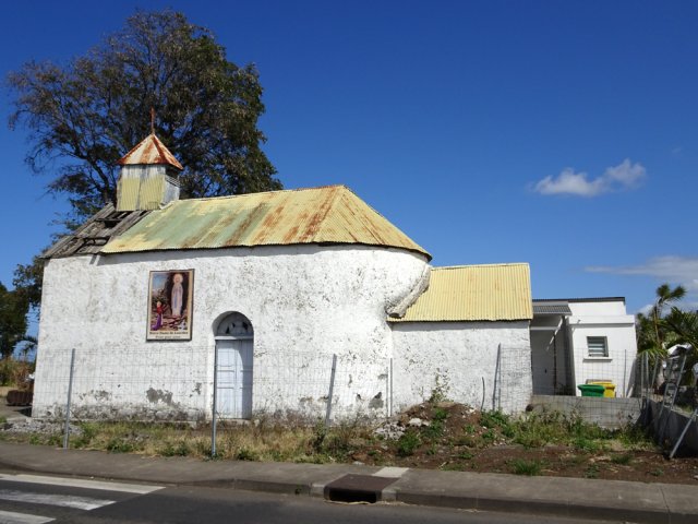 La petite chapelle de Bois d'Olives se délabre lentement