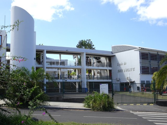 La façade du lycée, beaucoup plus propre que ses abords ou annexes