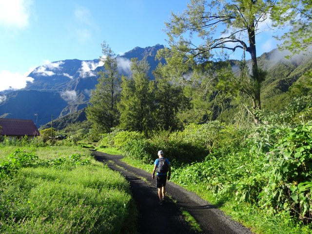 Départ sur la piste qui débute en face de la chapelle