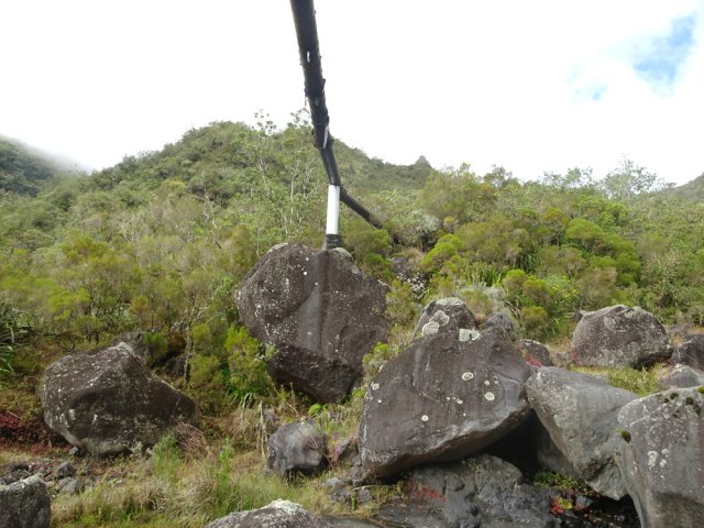 La tuyauterie enjambe la Rivière des Fleurs Jaunes