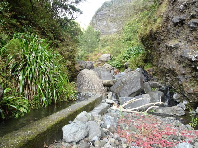 Un canal transporte l'eau vers une prise grillagée