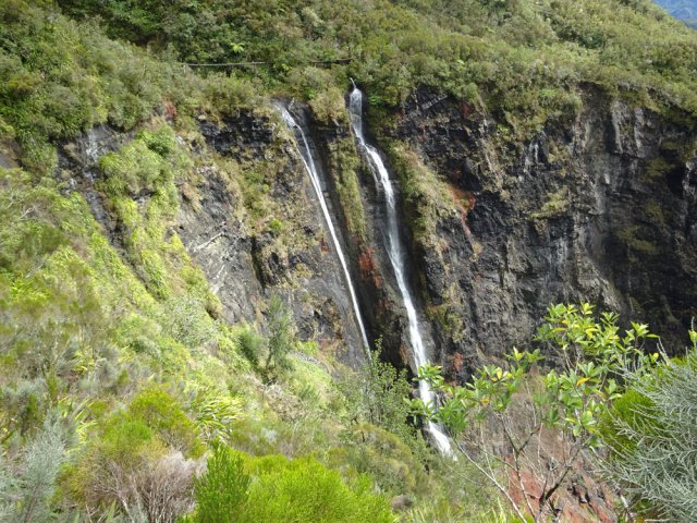 Les cascades vues depuis la clairière en bord de sentier
