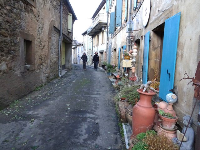 Garder la visite du petit village de Bugarach pour la fin de la boucle