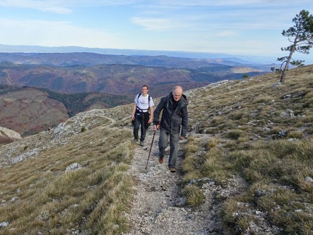 Le sentier étroit et caillouteux à l'approche du Pech